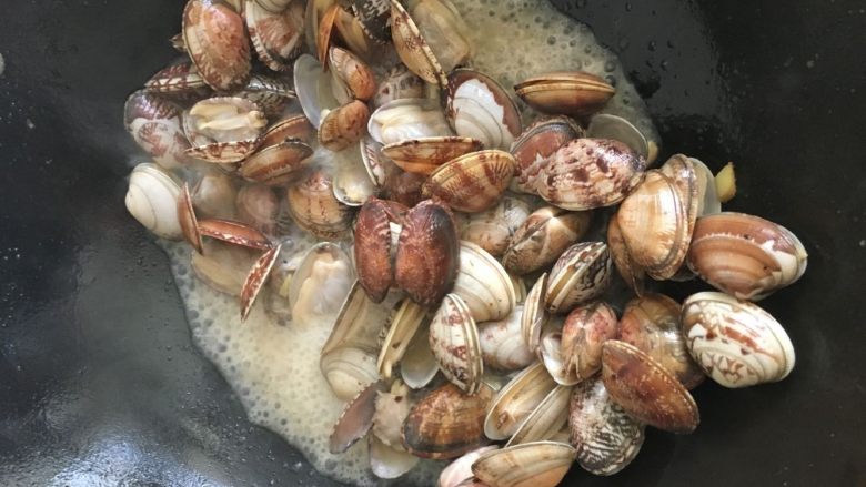 Spicy fried clams: a delicious treat that makes the tongue unable to stop