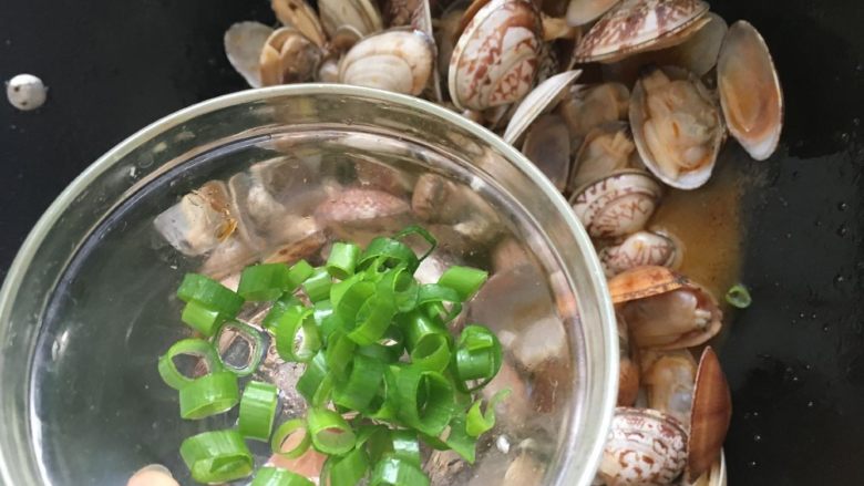 Spicy fried clams: a delicious treat that makes the tongue unable to stop