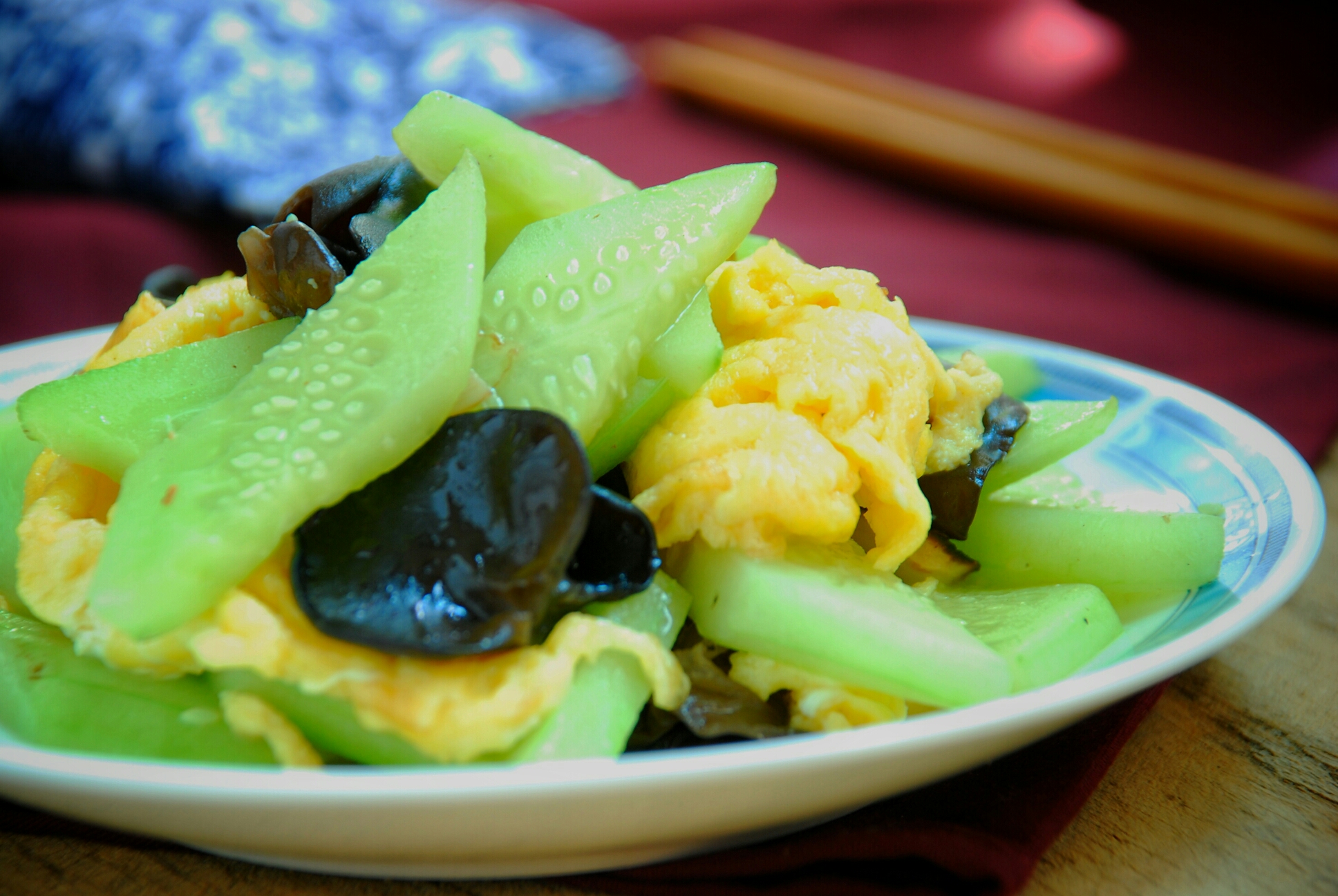 Scrambled eggs with cucumber