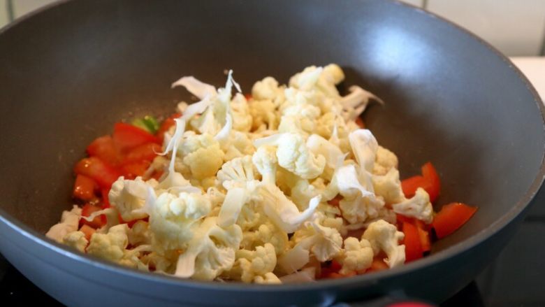 Fried scissor noodles with tomatoes and beef