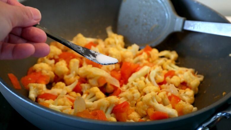 Fried scissor noodles with tomatoes and beef