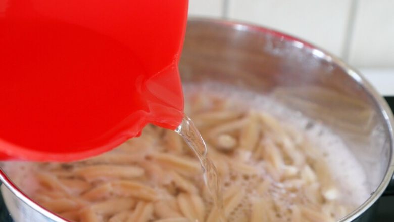 Fried scissor noodles with tomatoes and beef