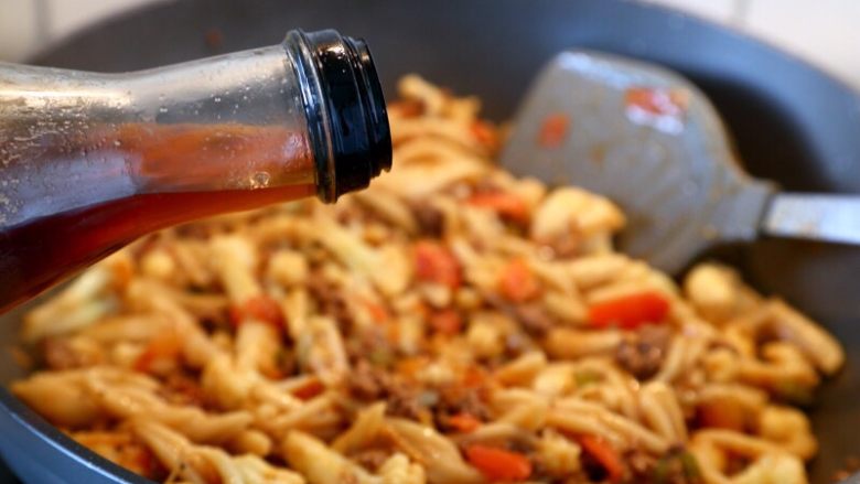 Fried scissor noodles with tomatoes and beef