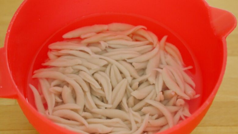 Fried scissor noodles with tomatoes and beef