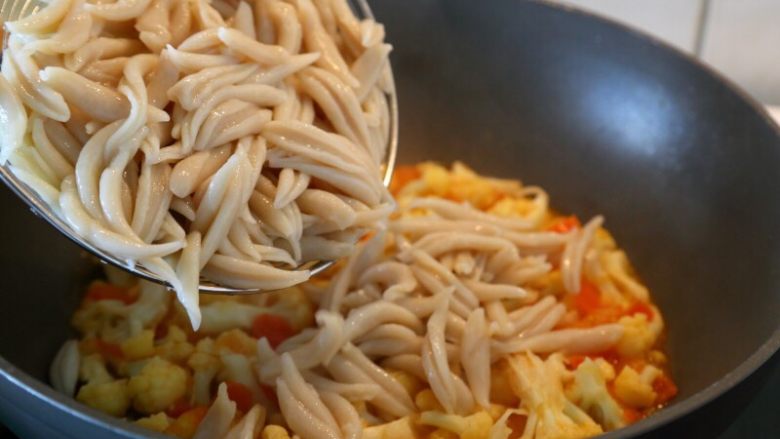 Fried scissor noodles with tomatoes and beef