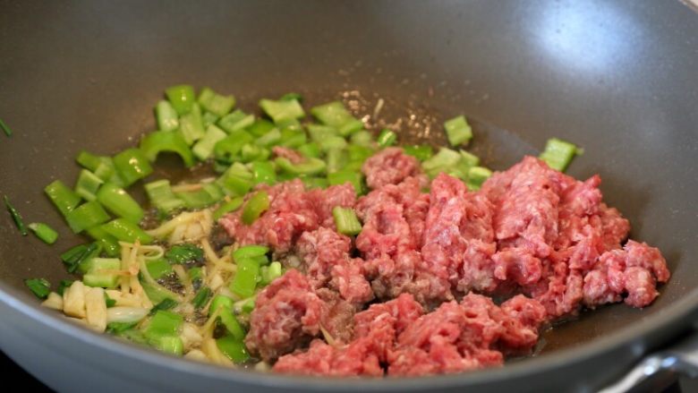 Stir-fried tomatoes and beefKnife surface