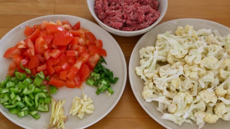 Fried scissor noodles with tomatoes and beef