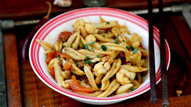 Fried scissor noodles with tomatoes and beef