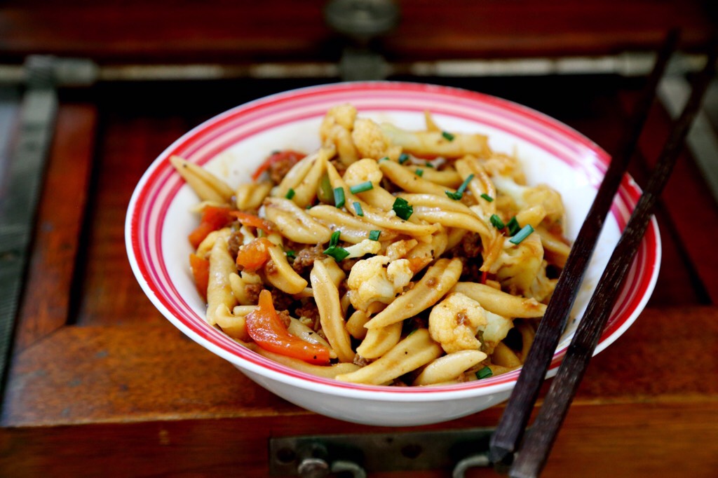 Stir-fried scissor noodles with tomatoes and beef