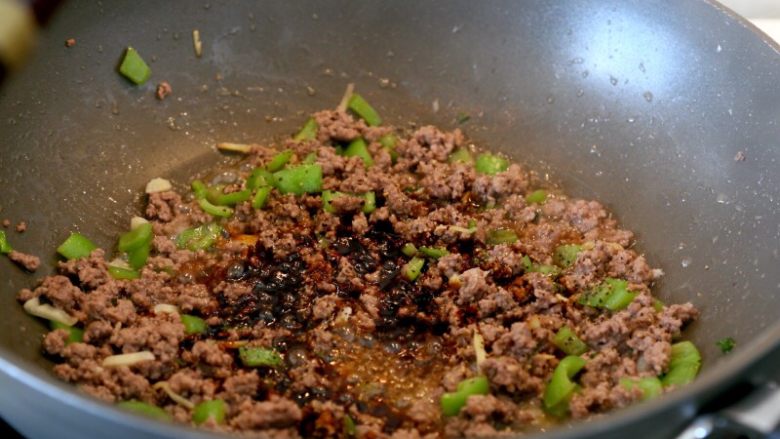 Fried scissor noodles with tomatoes and beef