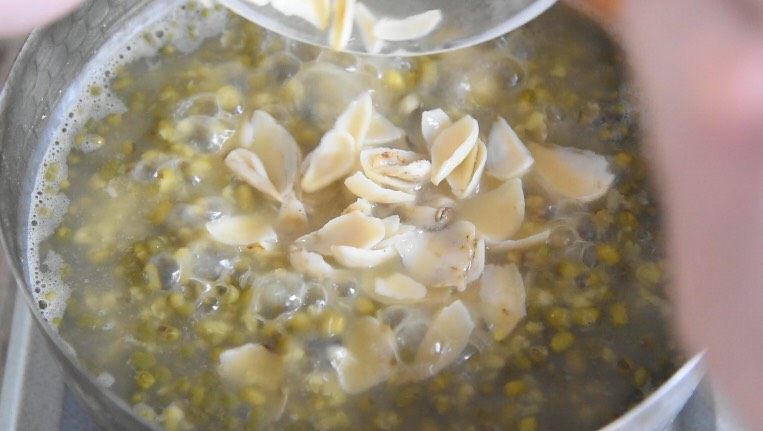 There is also a little trick for making mung bean soup. Add it and it will immediately become fragrant and glutinous!