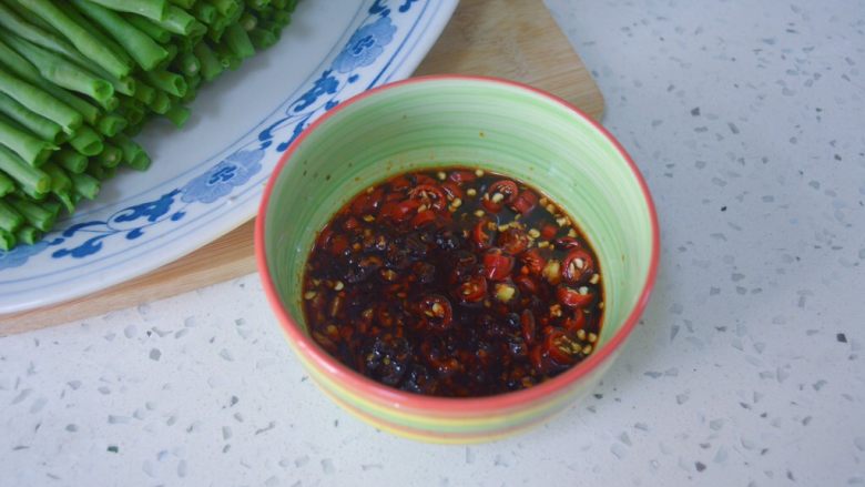 Spicy and sour cold cowpeas