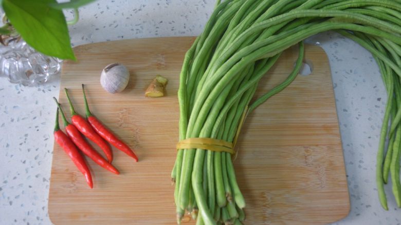 Spicy and sour cold cowpeas