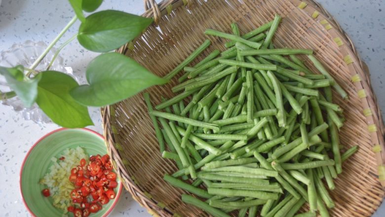 Spicy and sour cold cowpeas