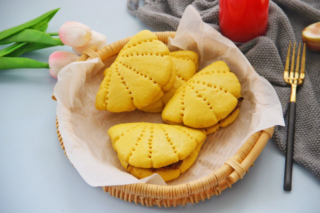 Pumpkin lotus leaf cake