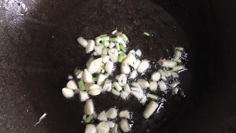 Stir-fried shredded pork with wild rice