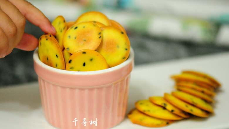 Black sesame egg tile biscuits, a baby snack you can't stop eating