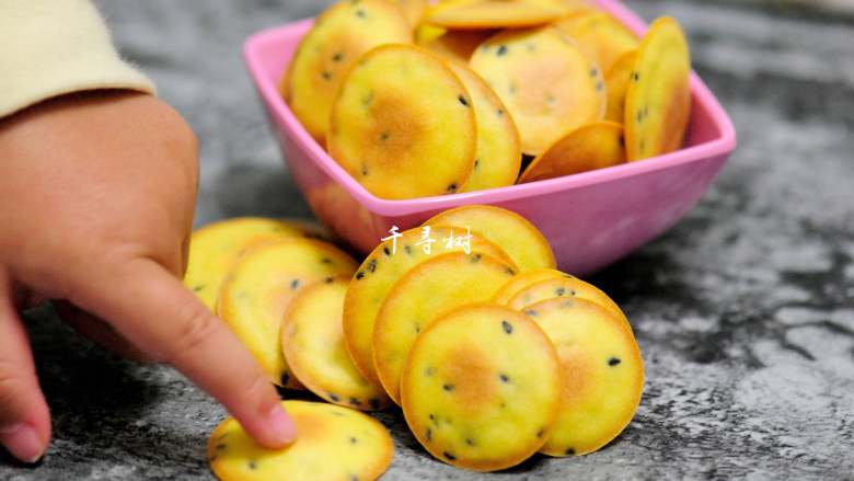 Black sesame egg tile biscuits, a baby snack you can't stop eating