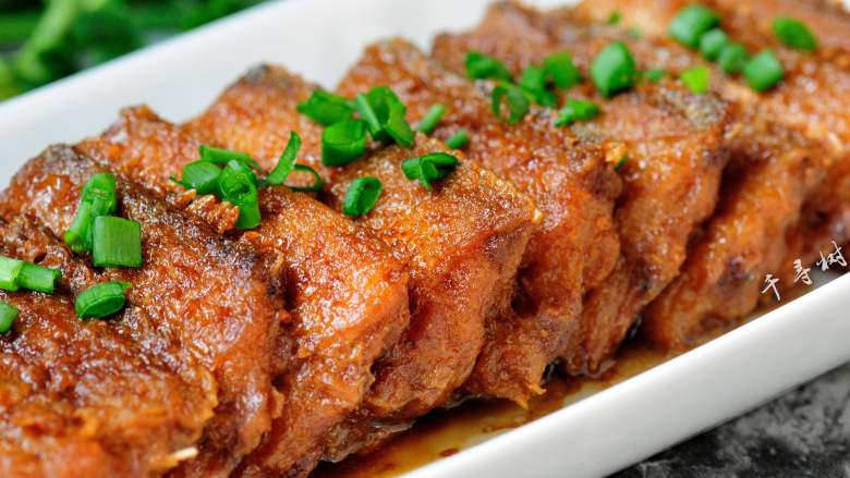 Braised hairtail is the most classic and homely way. It can be served as a hot or cold dish and tastes equally good. 