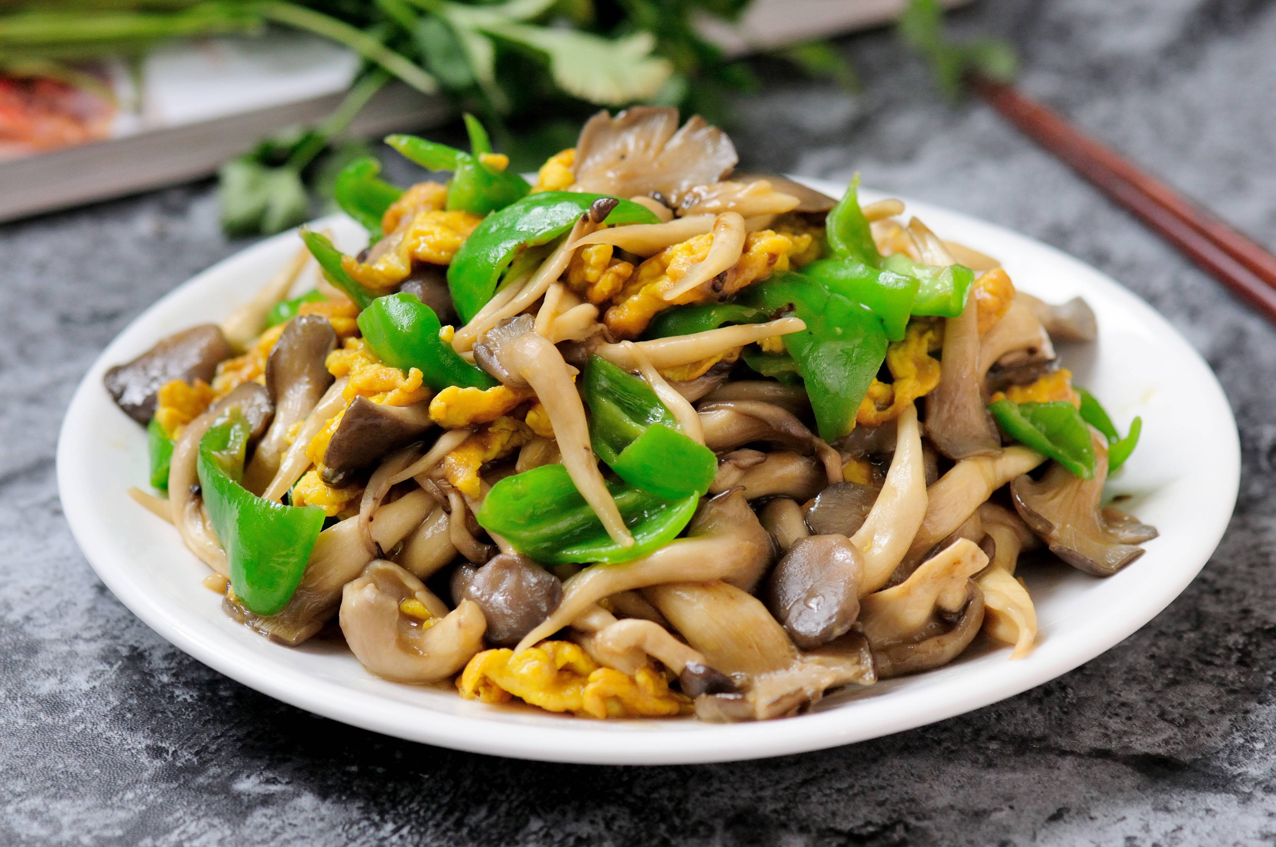 Scrambled Eggs with Oyster Mushrooms and Green Peppers, a delicious and nutritious home-cooked dish