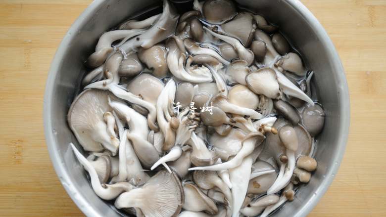 Oyster Mushrooms and Green Peppers Scrambled Eggs, a delicious and nutritious home-cooked dish