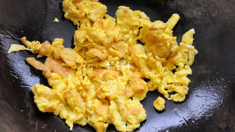 Oyster Mushrooms and Green Peppers Scrambled Eggs, a delicious and nutritious home-cooked dish