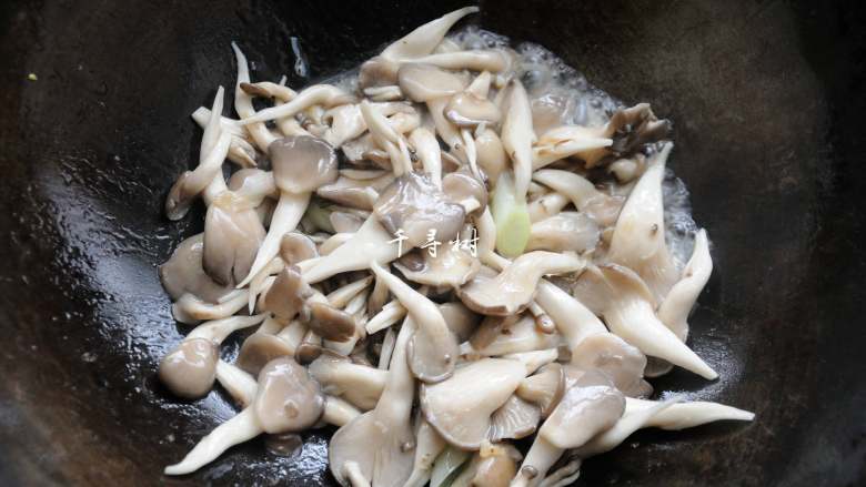 Oyster Mushrooms and Green Peppers Scrambled Eggs, a delicious and nutritious home-cooked dish