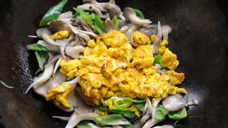 Oyster Mushrooms and Green Peppers Scrambled Eggs, a delicious and nutritious home-cooked dish