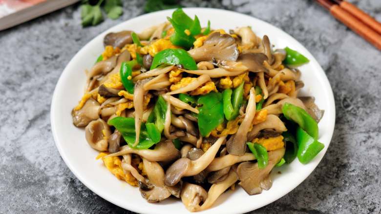 Oyster Mushrooms and Green Peppers Scrambled Eggs, a delicious and nutritious home-cooked dish