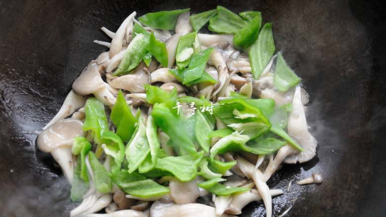 Oyster Mushrooms and Green Peppers Scrambled Eggs, a delicious and nutritious home-cooked dish