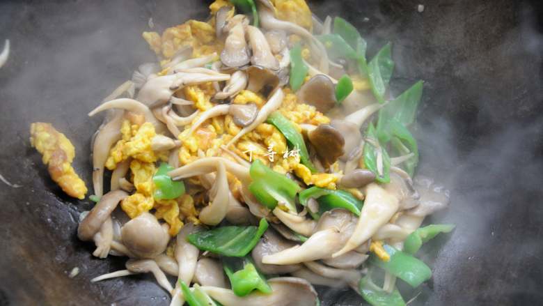 Fried eggs with mushrooms and green peppers, a delicious and nutritious home-cooked dish