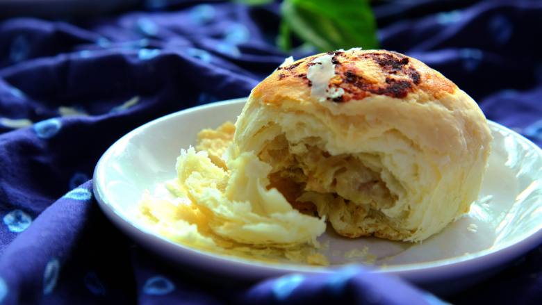 Eat with your hands - Curry Chicken Mooncake