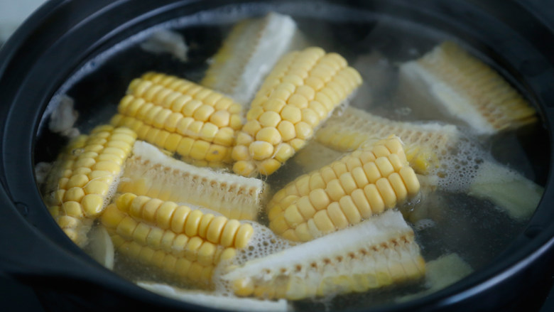 Corn, Horseshoe and Pork Ribs Soup