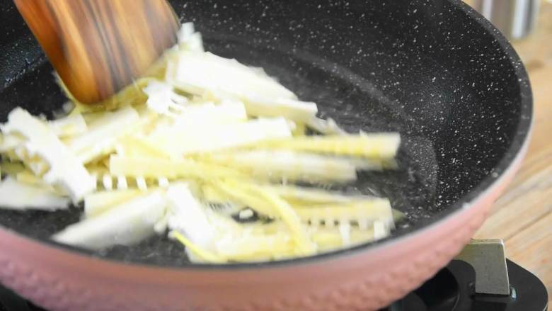 Tender shredded pork paired with fragrant spring bamboo shoots, this is probably the taste of spring