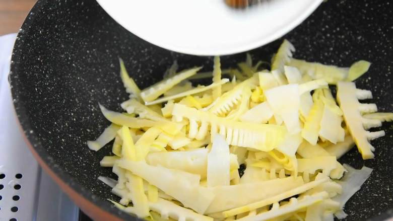 Tender shredded pork paired with fragrant spring bamboo shoots, this is probably the taste of spring