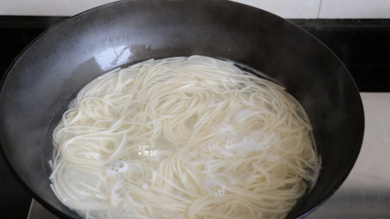 Noodles with tomato meat sauce