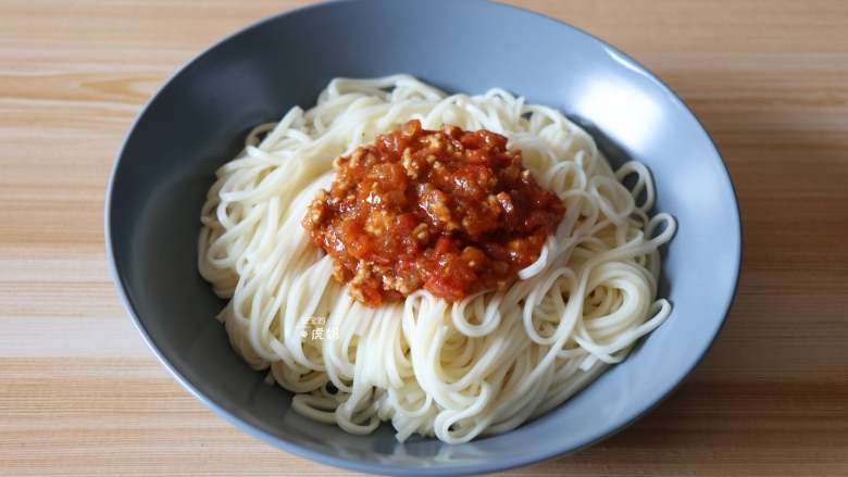 Noodles with tomato meat sauce