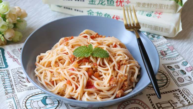 Noodles with tomato meat sauce