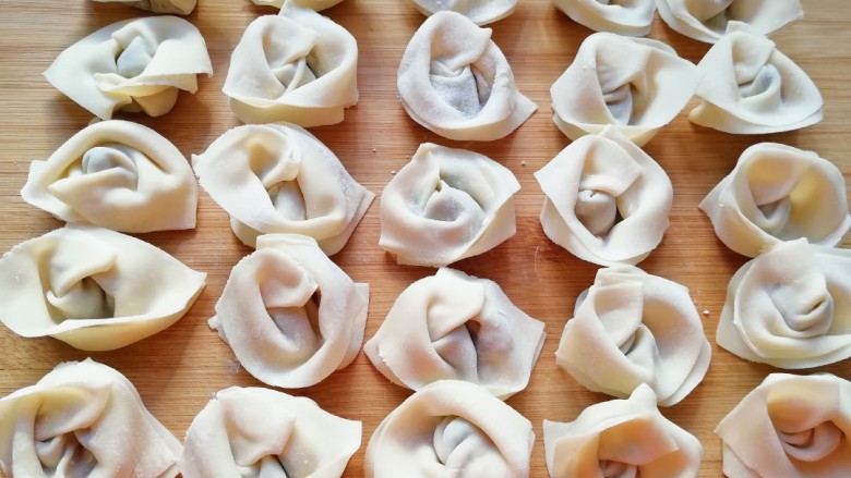 Big stuffed wontons