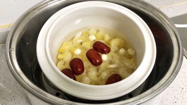 Lily, Red Dates, Nuoer and Lotus Seed Soup