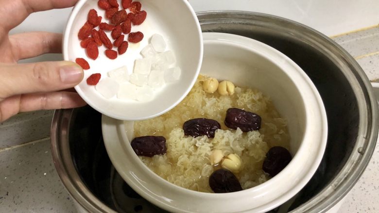 Lily, Red Dates, Nuoer and Lotus Seed Soup