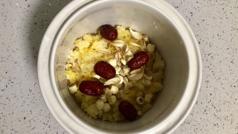 Lily, Red Dates, Nuoer and Lotus Seed Soup