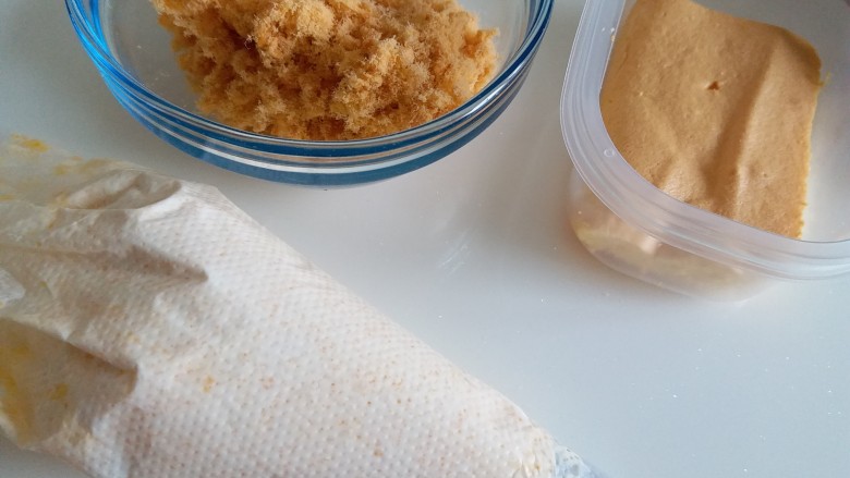 Salted egg yolk and meat floss box cake