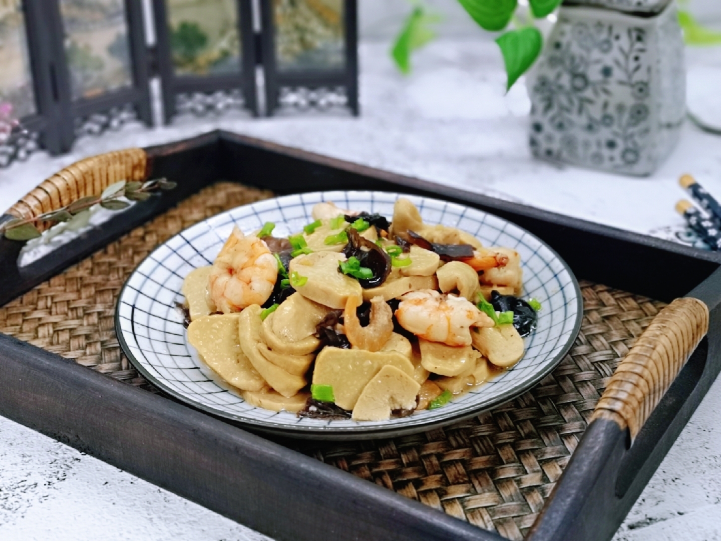 Stir-fried vegetarian chicken and fungus with shrimps