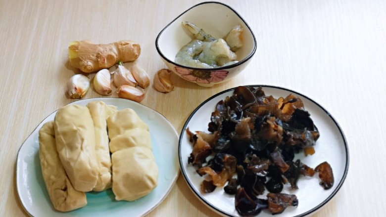 SuStir-fried chicken and fungus with shrimps