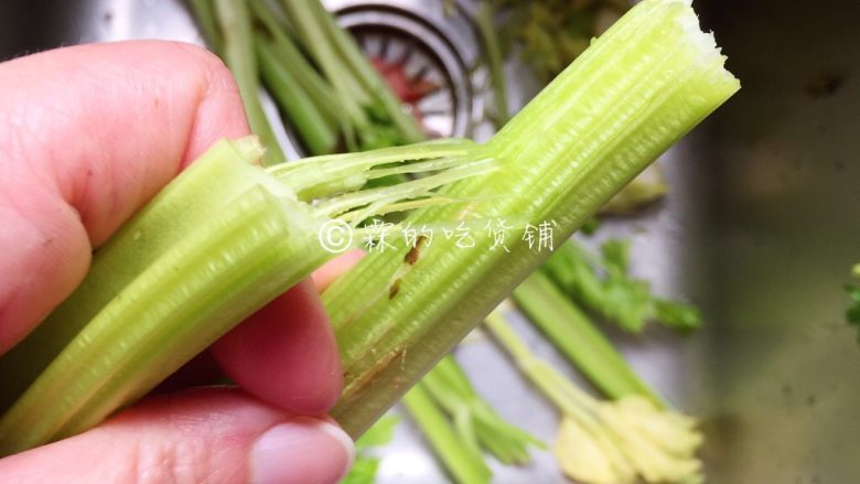 Stir-fried celery, lily and carrot