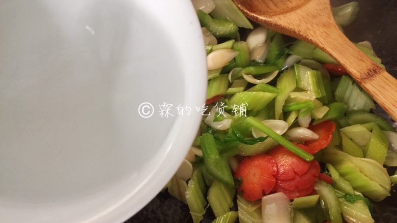 Stir-fried celery, lily and carrot