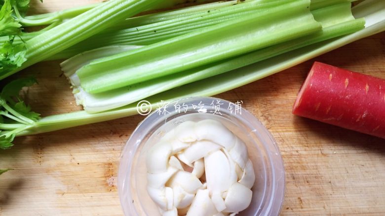 Stir-fried celery, lily and carrot