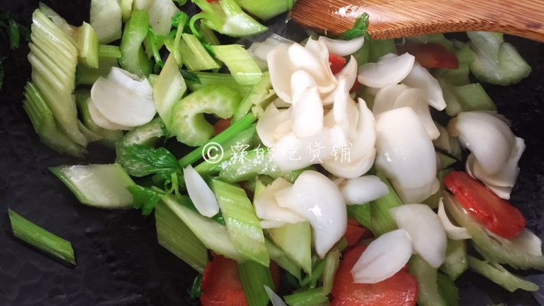 Stir-fried celery, lily and carrot