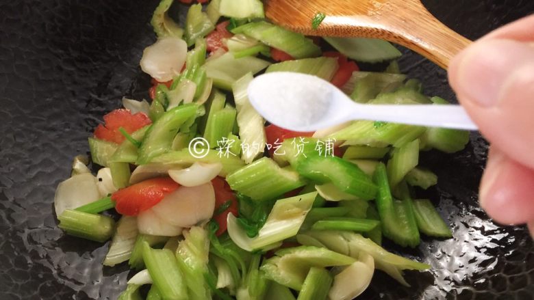 Stir-fried celery, lily and carrot